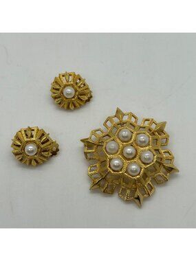 Vintage Gold-Tone Brooch & Clip-on Earrings Set With Faux Pearls Statement